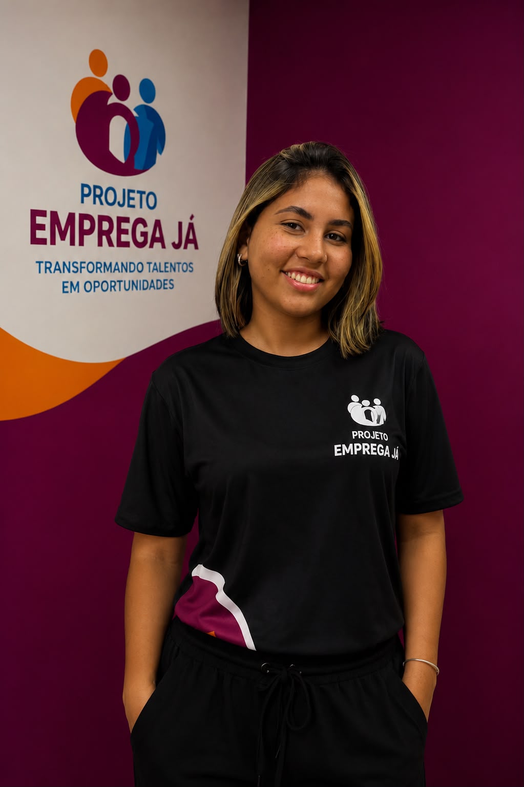 Integrante da equipe de atendimento do Projeto Emprega Já
